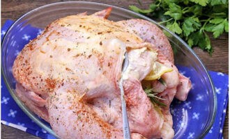 Gamit ang isang matalim na kutsilyo, maingat na iangat ang balat ng manok sa dibdib. Ito ay lilikha ng isang bulsa na kailangang punuin ng mabangong langis ng bawang.