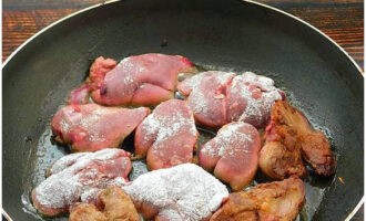 Đặt gan vào chảo rán với dầu thực vật. Chiên cho đến khi vàng nâu ở tất cả các mặt.