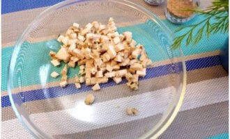 ทำให้เนื้อไก่ที่ปรุงสุกเย็นลงแล้วหั่นเป็นก้อนเล็ก ๆ วางในชามลึก