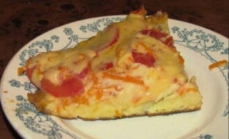 Cắt bánh pizza nhanh được chuẩn bị trong chảo rán trong 10 phút thành nhiều phần và phục vụ ngay khi còn nóng trên bàn. Chúc ngon miệng!