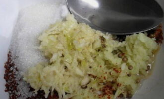 Thêm tỏi băm nhỏ, muối, đường và dầu thực vật vào đây. Trộn đều.