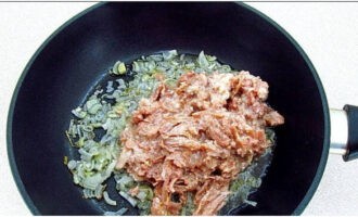 Idagdag ang sangkap ng karne sa browned na sibuyas.