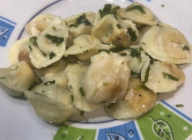 Stekt dumplings i en stekpanna