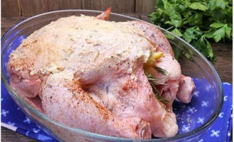 Pahiran ang ibabaw ng manok ng natitirang langis ng bawang.