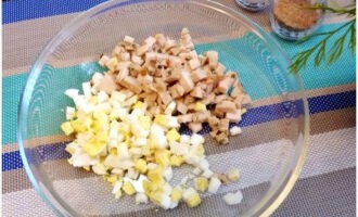 เราปอกไข่ต้มแล้วหั่นเป็นก้อนด้วย เพิ่มไก่