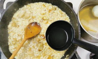 Se toarnă treptat bulionul de legume pregătit aici. Se fierbe orezul cu ciuperci timp de aproximativ 20 de minute. De îndată ce umiditatea începe să se evapore, adăugați mai mult bulion.