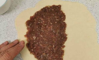 Lägg köttfyllningen på hälften av varje lager.