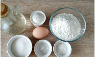Snabbkakor kan enkelt tillagas hemma. Mät upp alla produkter som är listade. Om du vill kan du också lägga till kryddor till degen efter smak: kanel, stjärnanis, anis och andra.