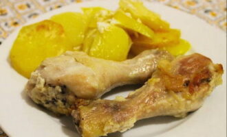 ไก่กับมันฝรั่งในเตาอบพร้อม! เราจัดอาหารที่มีกลิ่นหอมใส่จานแล้วเชิญครอบครัวมาที่โต๊ะทันที อร่อย!