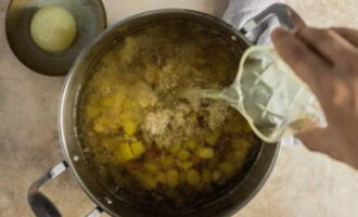 Ta bort löken från den rika buljongen. Tillsätt kokt korn och stekt potatis. Häll i gurkgurka och koka inläggningen i 8 minuter.