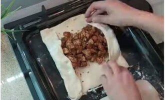 Gấp ngay các cạnh hẹp của bột lên trên phần nhân.