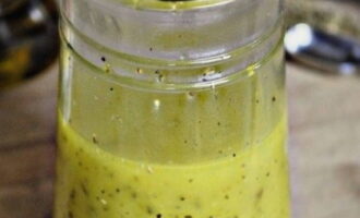 Klassieke Griekse saladedressing is klaar! Sprenkel je snack erover en proef. Klassieke Griekse saladedressing is klaar! Sprenkel je snack erover en proef.