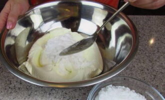 Dahan-dahang magdagdag ng powdered sugar at vanillin.