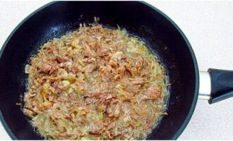 Paghaluin ang mga sangkap at kumulo sa katamtamang init sa loob ng 5-7 minuto.