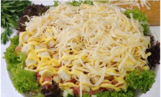 Sallad med röd fisk är klar! Dekorera med ostspån och servera. Smaklig måltid!