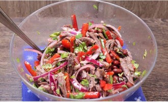 Krydda salladen med en blandning av vinäger och vegetabilisk olja.