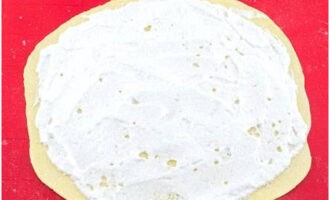 Jämna ut marängen (halva) över ytan.