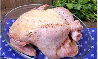Tinatali namin ng mabuti ang mga binti ng manok gamit ang sinulid upang hindi mawala ang hugis ng ibon.