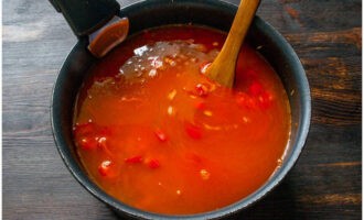 Đổ tất cả nước luộc gà nóng mà chúng ta lọc trước.