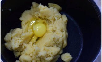 ค่อยๆ ตอกไข่ไก่ทั้งหมดที่นี่แล้วนวด
