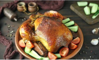 ย้ายไก่สีน้ำตาลไปใส่ในจานทั่วไป. เราตกแต่งตามดุลยพินิจของเรา อร่อย!