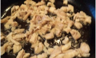 Hetta upp en stekpanna med vegetabilisk olja. Tillsätt kycklingen och stek under omrörning i 4 minuter.Salta och rör om. Ta bort från pannan.