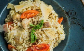 Risotto clasic italian cu ciuperci porcini este gata. Se serveste cu rosii, felii subtiri de parmezan si busuioc.