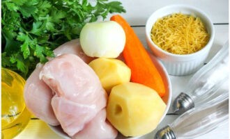 ซุปก๋วยเตี๋ยวนั้นเตรียมได้ง่ายและรวดเร็ว ล้างเนื้อไก่. ปอกเปลือกและล้างผักทั้งหมดที่จำเป็นสำหรับซุป