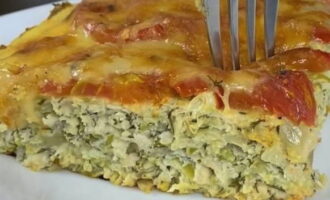 Ang zucchini casserole na may minced meat sa oven ay handa na. Hatiin sa mga bahagi at ihain!