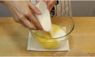 ผสมส่วนผสมเหล่านี้ด้วยการตีและเท kefir ที่อุ่นเล็กน้อยลงไป