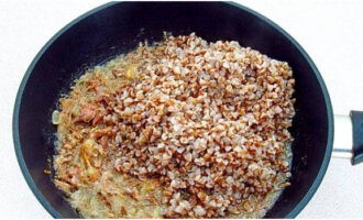 Susunod, idagdag ang pinakuluang cereal sa kawali.