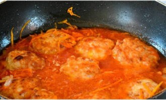 Häll ner grönsakerna i igelkottarna, tillsätt vatten och tomatpuré, täck med lock och låt puttra i ca 20-25 minuter.