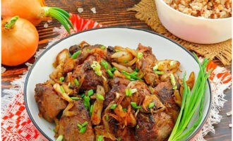 Gan gà chiên với hành tây trên chảo đã sẵn sàng. Phục vụ và thưởng thức!