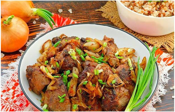 Gan gà chiên hành tây trên chảo