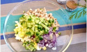 เพิ่มแตงกวาสดสับละเอียด ปรุงรสทั้งหมดด้วยมายองเนสและผสม