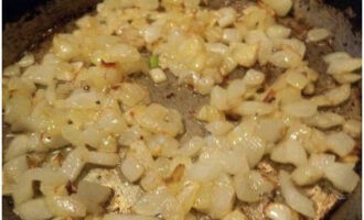 Tillsätt vegetabilisk olja i en het stekpanna. Tillsätt löken och fräs under omrörning i 3 minuter.