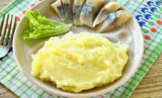 Khoai tây nghiền với sữa đã sẵn sàng. Phục vụ và thưởng thức!