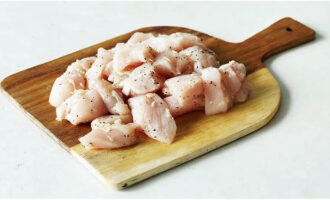 ไก่ในซอสครีมเตรียมง่ายมาก ปอกกลีบกระเทียม ล้างและขูดบนเครื่องขูดที่ดีที่สุด ผสมมวลกระเทียมกับเกลือและพริกไทยป่น หั่นเนื้อไก่เป็นชิ้นใหญ่พอสมควร ข้างละ 1.5 ซม. เทียบกับเมล็ดพืช จากนั้นม้วนเนื้อไก่ลงในส่วนผสมกระเทียมแล้วพักไว้ 5-10 นาที