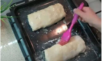 Quét trứng đã đánh lên bề mặt của bánh strudel đã tạo thành.