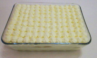 Trang trí bề mặt tiramisu bằng những giọt kem.