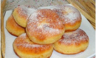 Đặt những chiếc bánh kefir thơm ngon đã được chiên trên chảo lên đĩa, rắc đường bột và dùng nóng ngay cho bữa sáng. Chúc ngon miệng!