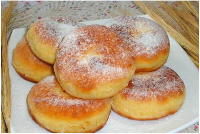 Bánh rán kefir chiên trong chảo rán