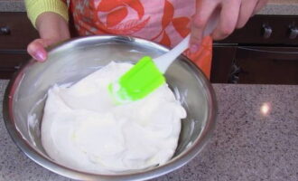 Ang homemade sour cream para sa honey cake ay handa na!