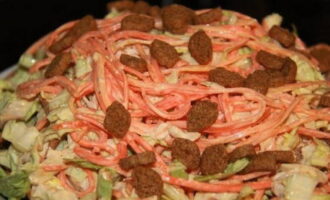 Ang salad na may Korean carrots at pinausukang manok ay handa na. Budburan ng crackers at magsaya!