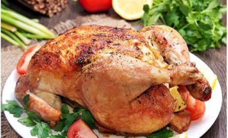 Ang buong manok na inihurnong may malutong na crust sa oven ay handa na. Ihain ang masarap na ulam sa mesa!