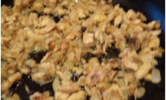 Stäng av stekpannan från värmen, tillsätt köttet i löken och blanda ihop ingredienserna.
