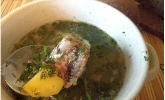 Fisksoppa med konserver och potatis kan serveras direkt med en skiva rågbröd. Smaklig måltid!