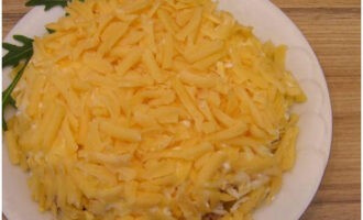 Fejezze be a saláta összeállítását reszelt sajttal. A Férfi szeszély salátát bármilyen friss fűszernövény ágával díszítheti. Jó étvágyat kívánunk!