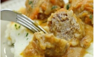 Igelkottar med sås kan serveras separat eller med tillbehör som potatismos. Smaklig måltid!