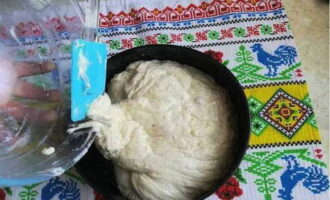 Bật lò nướng ở 180°C. Đổ bột đã nở vào khuôn.